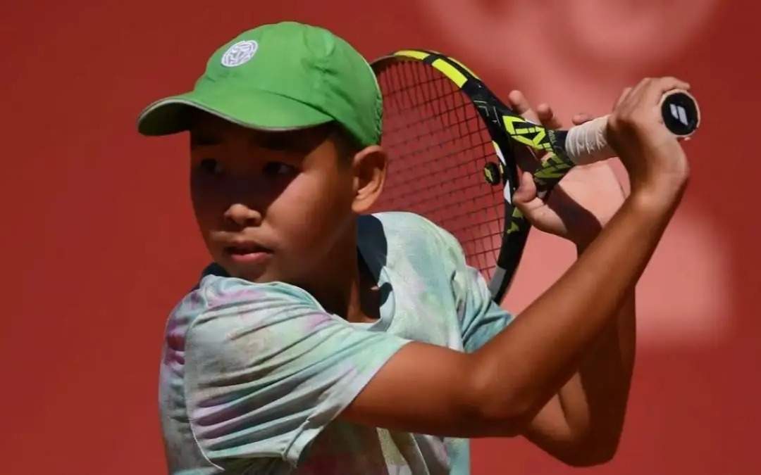 盯着手机 盯着手机